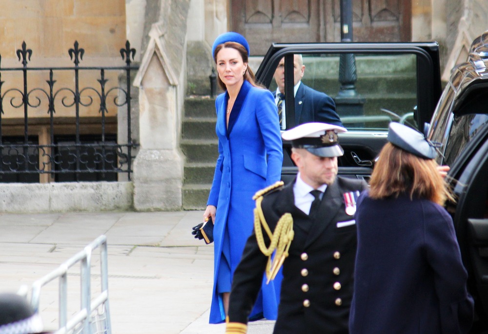 Kate Middleton Makes a Royal Statement: Blue Reigns Supreme for Christmas Celebrations