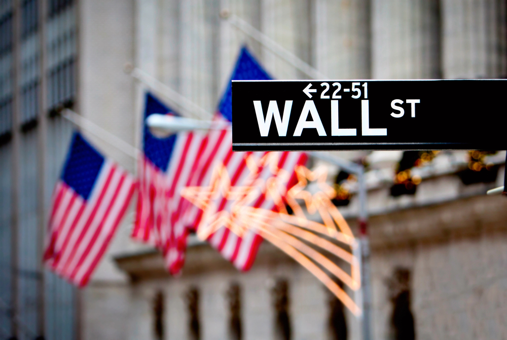 Wall Street Holds Steady Despite Oil Plunge: Market Insights